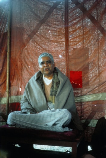 Goenka teaching in Bodhgaya